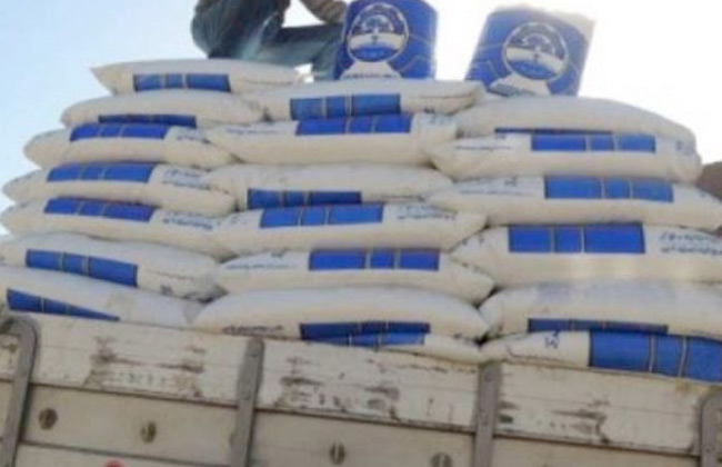 صوره تحتوى على مجموعه من الاسمده محمله على عربيه للنقل