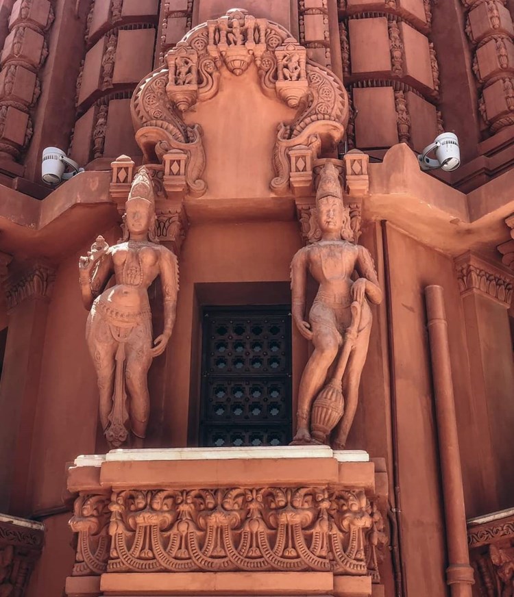 تماثيل هنديه على قصر البارون
